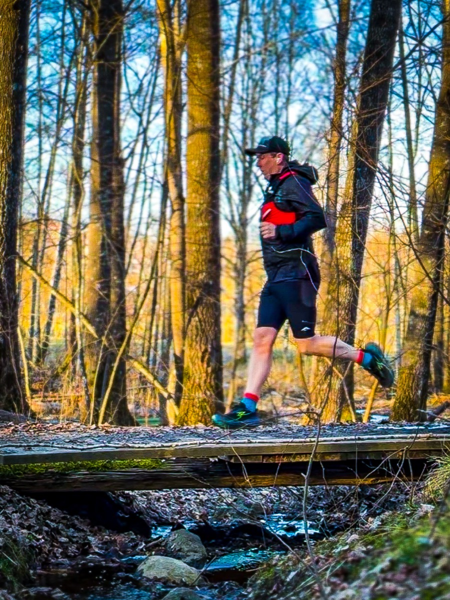 Fredrik crossing a wooden bridge on the trails of Kilsbergen, Örebro